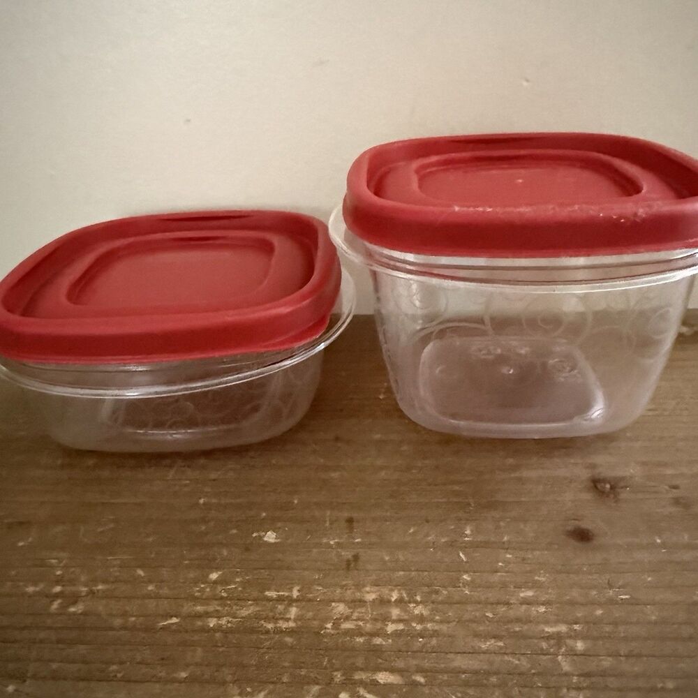 2 Rubbermaid Premier Circles Food Storage Container with Lids Red